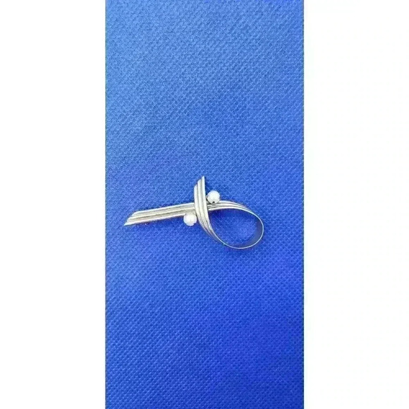 Vintage Brooch 12k Gold Plated Swirl Ribbon Faux Pearls Wells Pin - Picture 2 of 8